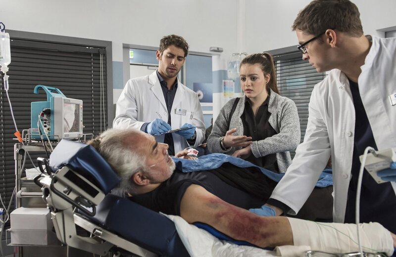 Darius Meissner (Hansa Czypionka, unten); (oben v.l.n.r.) Dr. Niklas Ahrend (Roy Peter Link); Lisa (Aurelia Schäfer); Elias Bähr (Stefan Ruppe) – Bild: Jens-Ulrich Koch