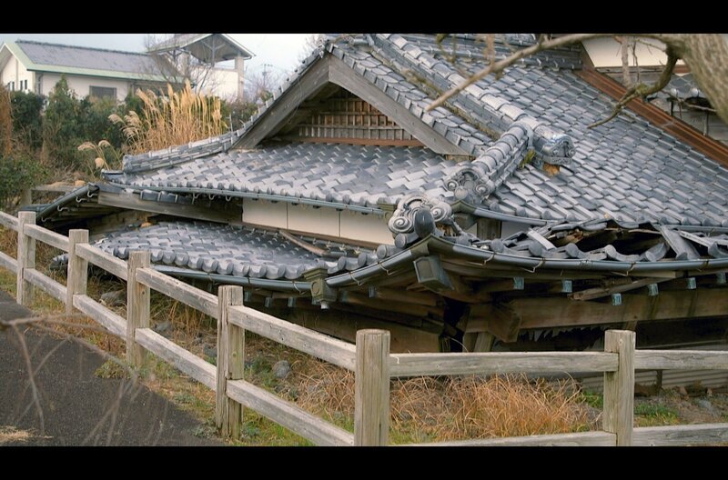 Die Ruinen dieses Hauses, das beim Ausbruch des Vulkans Unzen von einem pyroklastischen Strom erfasst wurde, sind bewahrt worden, um an das Unglück zu erinnern. – Bild: Picasa