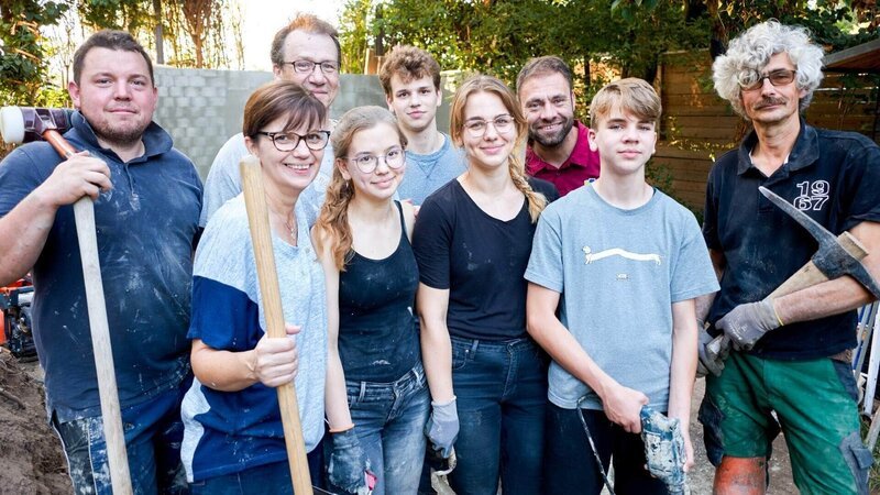 V.l.: Henrik, Stefanie, Eckhardt, Clara, Moritz, Sophie, Claus, Linus und Ralf – Bild: RTL /​ Tokee Bros.