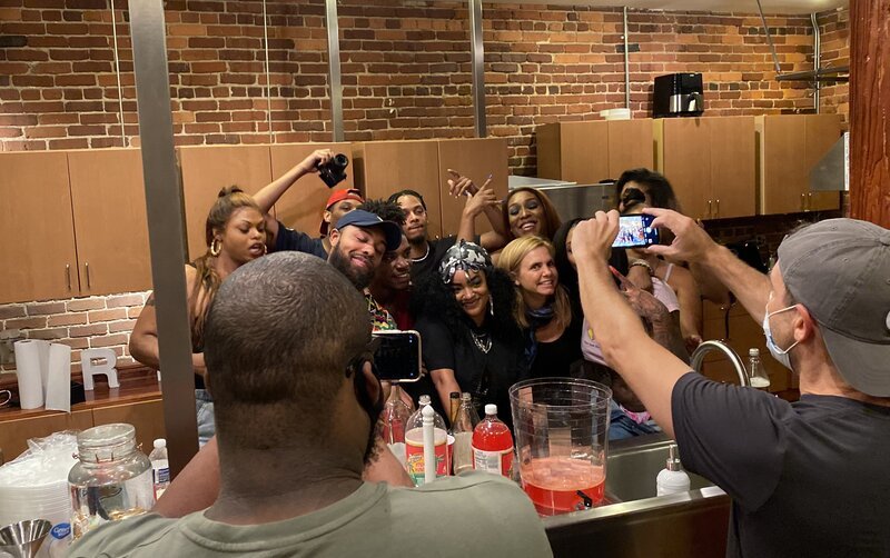 Mariana van Zeller with Nikki Sweets’ video team. (Credit: National Geographic) – Bild: National Geographic /​ National Geographic Image Collec /​ National Geographic