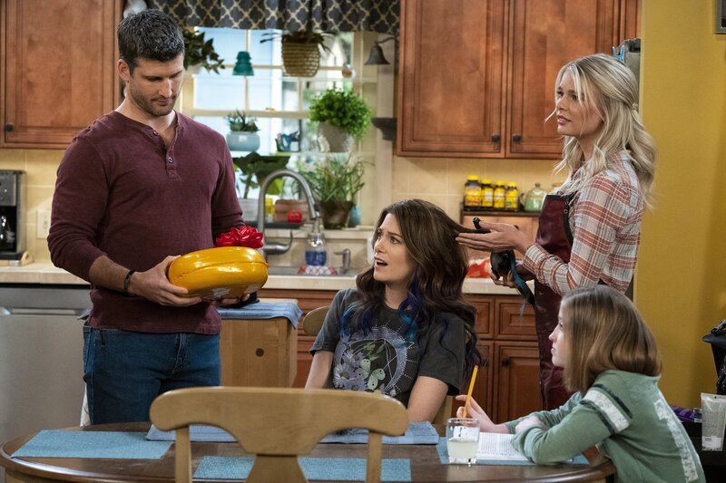 (im Uhrzeigersinn) Riley (Parker Young); Lizzie (Elizabeth Alderfer); Vanessa (Kelli Goss); Hazel (Farrah Mackenzie) – Bild: 2021 Warner Bros. Entertainment, Inc. All Rights Reserved. /​ Robert Voets Lizenzbild frei