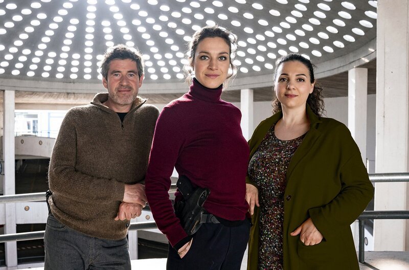 Bereits nach kürzester Zeit bilden Katharina Tempel (Franziska Hartmann, Mi.), Georg König (Stephan Szász, li.) und Dela Tahiri (Hanife Sylejmani, re.) ein eingespieltes Ermittlerteam. – Bild: ZDF/​Georges Pauly /​ © ZDF/​Georges Pauly