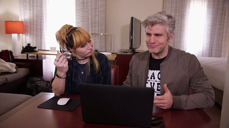 L-R: Chantal, Max – Bild: Paramount