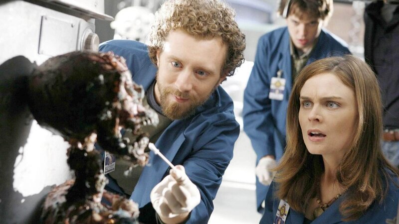 Brennan (Emily Deschanel), Hodgins (TJ Thyne, l.) und Zack Addy (Eric Millegan) müssen eine junge Frau identifizieren, deren Überreste in einem Kühlfach gefunden wurden. – Bild: TVNOW /​ FOX