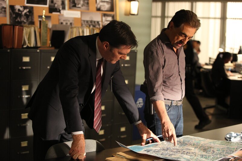 Ermitteln in einem Fall bizarrer Leichenschändung in Graffitis: Hotch (Thomas Gibson, l.) und Rossi (Joe Mantegna, r.) … – Bild: American Broadcasting Companies, Inc.