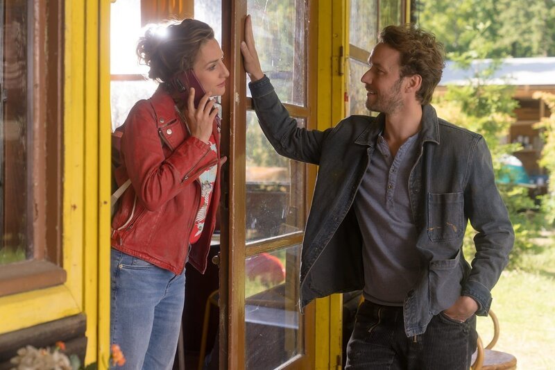 Es knistert zwischen Dr. Holly Sass (Karoline Teska, l.) und Gregor Seefried (Max Woelky, r.), dem Holly zwischenzeitlich den wahren Grund für ihr Auftauchen in Tangermünde anvertraut hat. – Bild: ZDF und Stefan Erhard