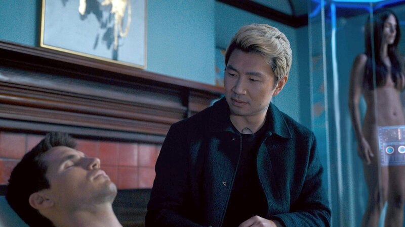 Programmierer Casey (Simu Liu) will versuchen Evan (Robbie Amell) menschlicher zu werden … – Bild: RTLZWEI