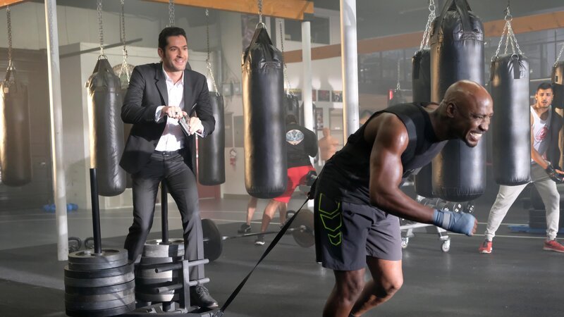 Lucifer (Tom Ellis) blickt auf seine ersten Tage in L. A. zurück. – Bild: RTL /​ WBEI /​ Stadt der Engel