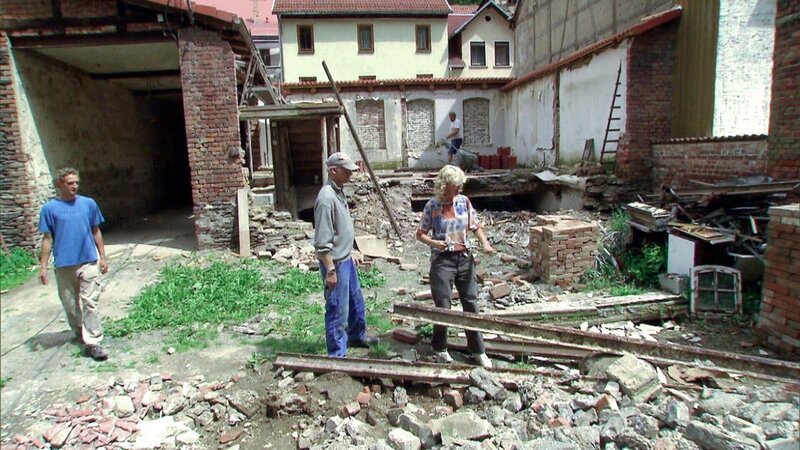 Sabine kauft sich ein Haus für nur 2000 Euro. Die Bedenken von Bruder Peter (Mitte) bewahrheiten sich jedoch schnell: Alle Balken des Fachwerks sind morsch! Einsturzgefahr! Alle Holzbalken müssen durch Stahlträger ersetzt werden. – Bild: RTL II