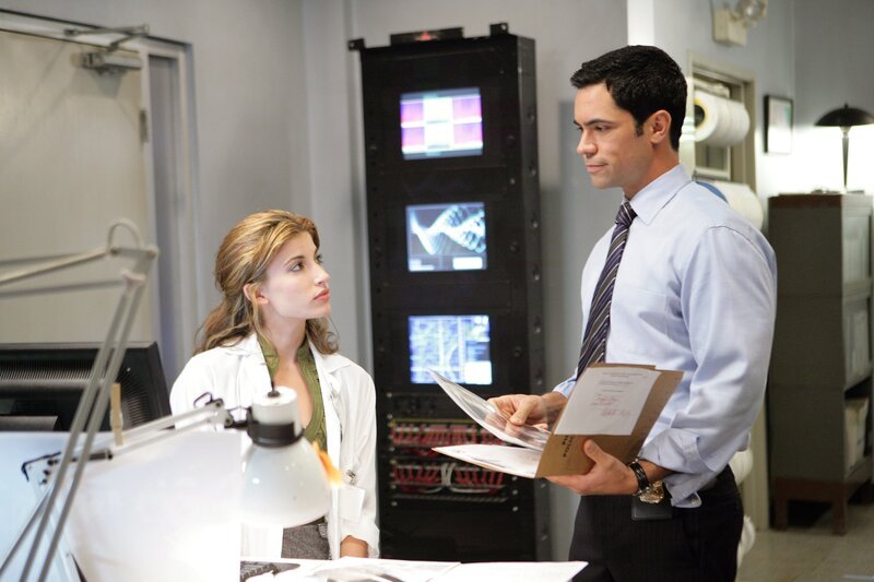 Der aktuelle Fall bereitet Frankie (Tania Raymonde, l.) und Scott (Danny Pino, r.) Kopfzerbrechen … – Bild: Sat.1 Gold