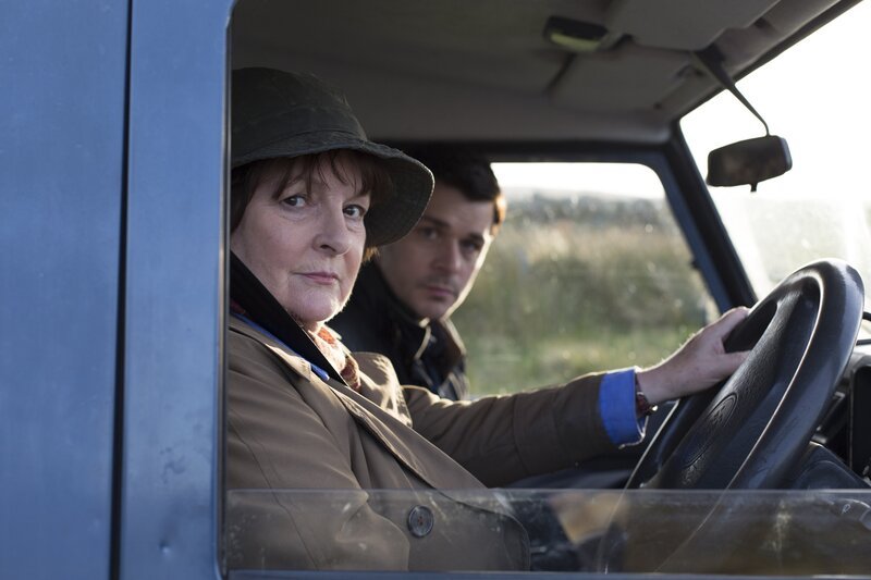 DCI Vera Stanhope (Brenda Blethyn, l.); DS Aiden Healy (Kenny Doughty, r.) – Bild: ProSiebenSat.1 Media SE