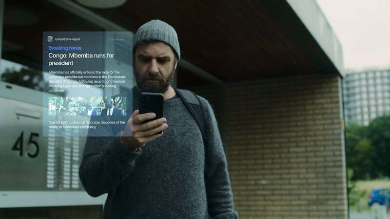 Etienne (Grégory Montel) liest die jüngsten Nachrichten zur Präsidentschaftswahl in der Demokratischen Republik Kongo. – Bild: Submarine /​ ZDF