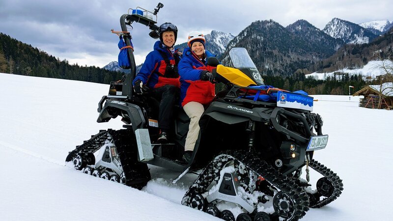 Marina mit Bergretter Andi auf einem Quad – Bild: BR/​megaherz gmbh/​Sarah Schultes