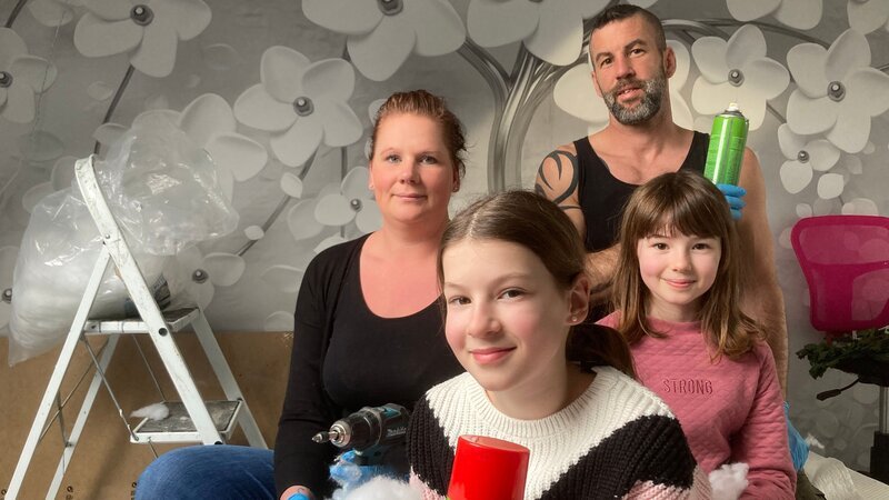 Steffi und Matze mit ihren Töchtern. – Bild: RTL /​ Tokee Bros. /​ Ab in die Ruine! /​ XIII