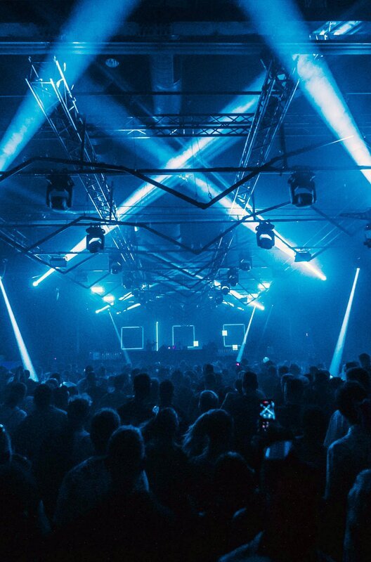 In ihrer langjährigen Geschichte konnte sich die Time Warp mit ausgelassenen Raves und einem einzigartigen audiovisuellen Design einen unschlagbaren Ruf erarbeiten. – Bild: ZDF /​ Cosmopop