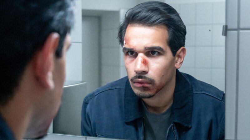Samir Amari (Skandar Amini) wird beim Joggen Opfer eines rassistischen Angriffs. Die psychischen Folgen des Angriffs erschweren die Fallermittlungen für ihn zusätzlich – insbesondere, als er in einer Extremsituation die Fassung verliert. – Bild: ZDF und BRITTA KREHL