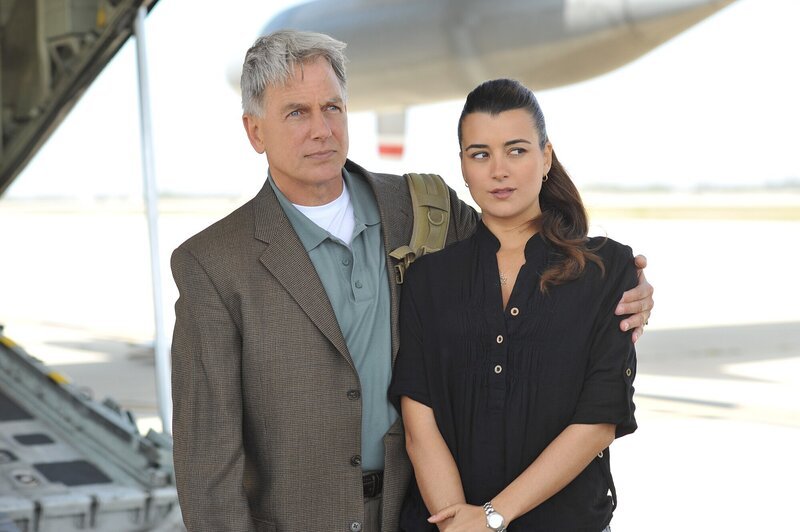 Stehen vor einem Rätsel: Gibbs (Mark Harmon, l.) und Ziva (Cote de Pablo, r.) … – Bild: AXN