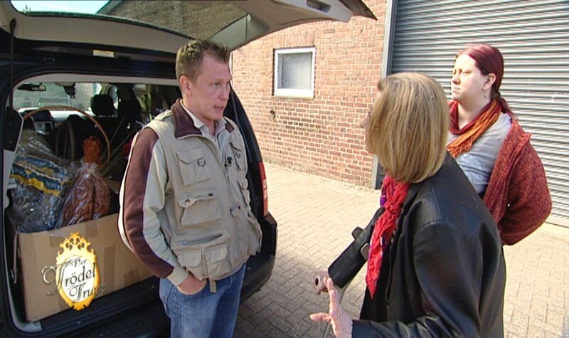 Oma Christa muss für ihr Einfamilienhaus noch eine Hypothek abbezahlen. Dabei bewohnt sie selbst nur eine kleine Dachkammer. Der Rest des Hauses wird von ihrer Familie mit Beschlag belegt, doch Miete wird keine gezahlt. Trödelexperte Otto Schulte muss hier erst einmal ein wenig Ruhe in die Familie bringen, bevor er sich ans Trödeln machen kann. – Bild: RTL Zwei