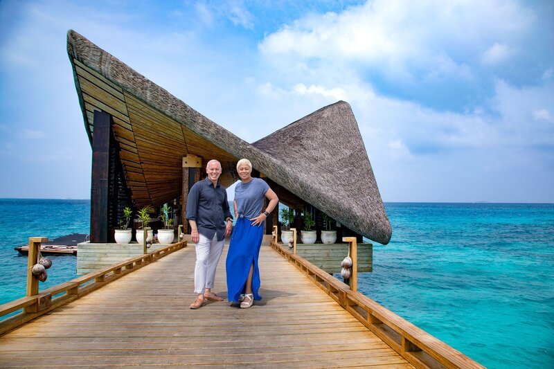 Amazing Hotels – Joali, Malediven Die Moderatoren Monica Galetti und Rob Rinder auf den Malediven. – Bild: SRF/​BBC Studios