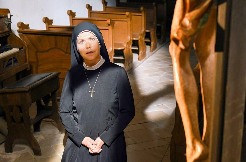 Schwester Hanna (Janina Hartwig) erbittet Kraft von Gott. – Bild: ORF/​Beta Film/​ARD/​Barbara Bauriedl