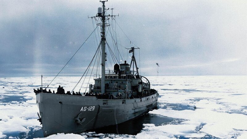 Ein Schiff der US-Marine im Arktischen Ozean. – Bild: RTL /​ Naval History and Heritage Command