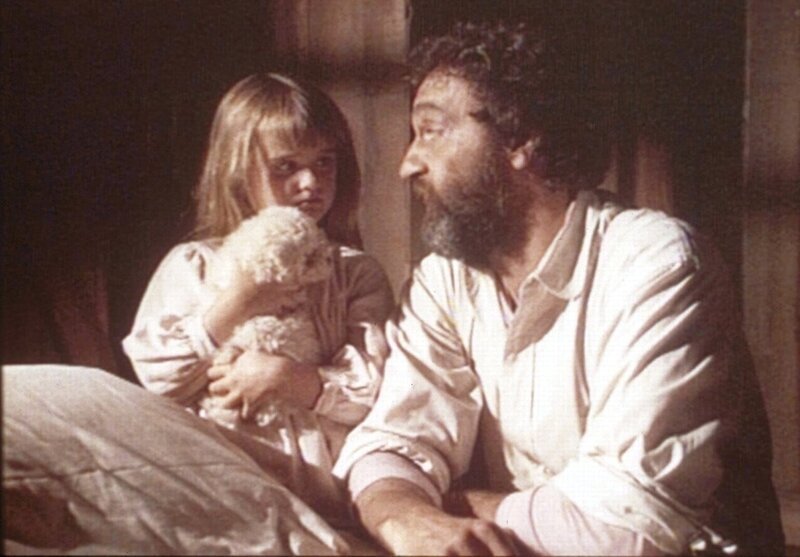 Weil der kleine Hund nicht stubenrein ist, verspricht Mr. Edwards (Victor French, r.), einen Hundekorb zu kaufen. – Bild: Sat.1 Gold