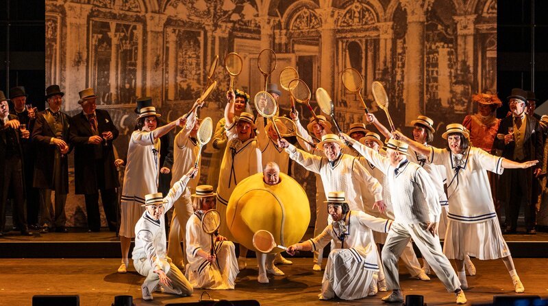 Tennis-Ballett: Konrad Adenauer und seine erste Ehefrau Emma Weyer lernten sich im „Tennisclub Pudelnass“ kennen und lieben. – Bild: WDR/​Stefanie Althoff