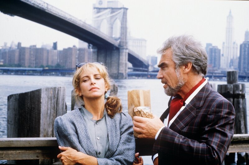 Carina de Angelis (Sydne Rome) ist mit ihrem Sohn nach New York geflogen, weil an ihm dringend die Herzoperation vorgenommen werden muss. Während des stundenlangen Eingriffs kümmert sich Max von Guldenburg (Jürgen Goslar) liebevoll um sie und versucht sie zu trösten. – Bild: ORF/​ZDF