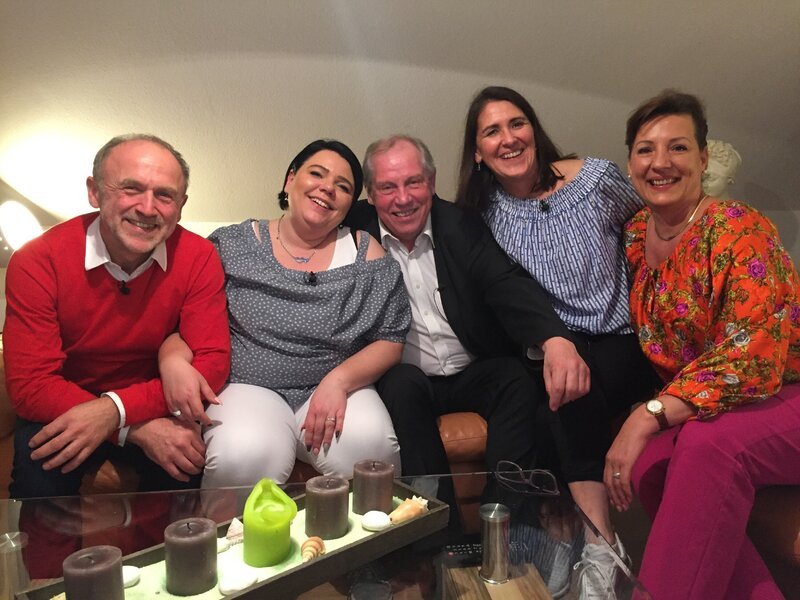 V.l.: Martin, Gastgeberin Kathrin, Rcihard, Sabine, Liane – Bild: MG RTL D /​ ITV Studios