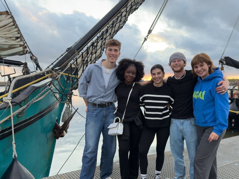 Alle an Bord! Die WG-Allstars Rouven, Jafait, Ella, Justus und Angelina freuen sich auf den Wochenend-Segeltrip. – Bild: ZDF/​Georg Bussek
