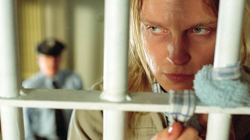 Simone (Susanne Schlenzig) will sich das Leben nehmen. In ihren Wahnvorstellungen redet auch Baumann (Armin Dallapiccola) ihr zu, allem ein Ende zu bereiten … – Bild: TVNOW