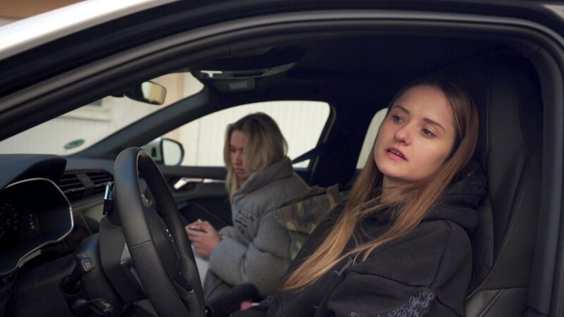 Davina hat noch immer mit dem Schock vom Autounfall zu kämpfen. Für die beiden Mädels geht es kurz darauf auch schon nach Dubai, denn Papa Robert feiert seinen Geburtstag. – Bild: RTLZWEI