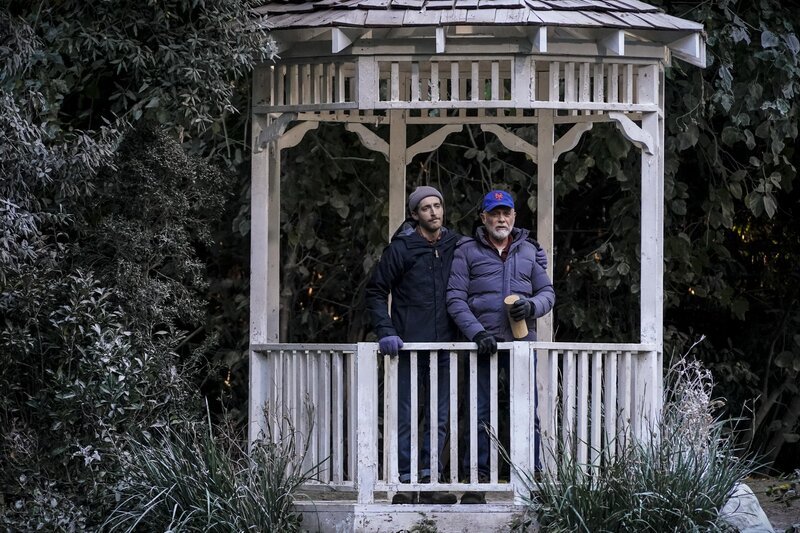 Drew Dunbar (Thomas Middleditch, l.); Harry (Hector Elizondo, r.) – Bild: 2021 Warner Bros Entertainment Inc. All Rights Reserved. /​ Sonja Flemming Lizenzbild frei