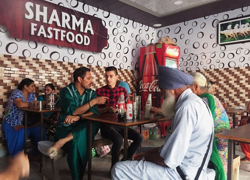 Meine fremde Heimat Staffel 2 Folge 2 – Indien Satbir Bratch und Benjamin im indischen Schnellimbiss zusammen mit Satbirs Geschwistern 2018 – Bild: SRF