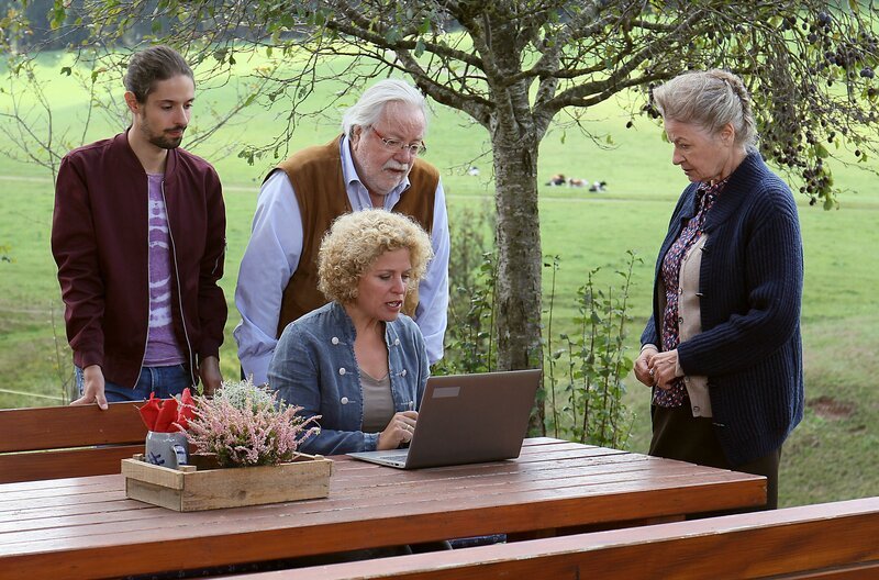 Hermann (Wolfgang Hepp, 2.v.li.) ist völlig aus dem Häuschen: Eine chinesische Delegation hat sich schon für den nächsten Tag zur Mühlenbesichtigung angekündigt. v.li. Albert (Alessio Hirschkorn), Hermann (Wolfgang Hepp), Bea (Christiane Brammer, sitzend) und Johanna (Ursula Cantieni). – Bild: SWR/​Johannes Krieg