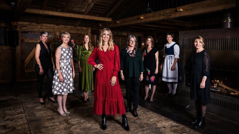 Moderatorin Nicole Berchtold (vorne) und die sieben Landfrauen: v.l. Sabrina Stadelmann, Sonja Vogt-Meyer, Deborah Stadelmann, Nicole Berchtold, Maja Tappolet, Heidi Lutstorf, Regula Schmid und Erika Arnold-Fässler – Bild: SRF/​Ueli Christoffel