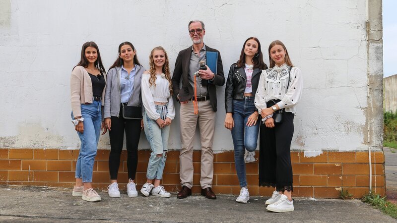 Ein ehemaliger Häftling führt die Mädchen durch das damalige Zuchthaus und erzählt wie es ihm dort erging. Von links: Anna, Feli, Alexa, ein Mann, Toni und Luise – Bild: ZDF und e+u TV