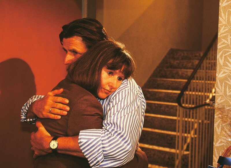 Ulrich (Ulrich Anschütz) merkt, daß Jutta (Claudia Loerding) keinen guten Tag hatte und nimmt sie in den Arm. Das ist Juttas Mutter gar nicht recht – sie will, daß Jutta sich zwischen ihr und Ulrich entscheidet … – Bild: RTL