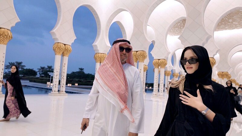 S24E06: Die Geissens dürfen in die größte Moschee der Emirate, doch dafür müssen alle verschleierte Outfits kaufen. – Bild: RTLZWEI – Recht zum Abdruck/​Darstellung zeitlich/​sachlich beschränkt auf die Bewerbung der Sendung