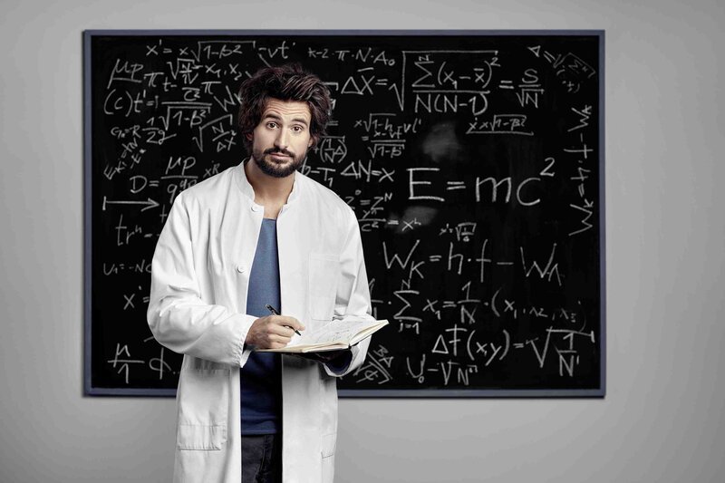 Einsteins Ur-Urenkel, der Physikprofessor Felix „Einstein“ Winterberg (Tom Beck), lehrt die Bochumer Gangster mithilfe seiner unkonventionellen Ermittlungsmethoden das Fürchten … – Bild: SAT.1 /​ Martin Bauendahl Eigenproduktionsbild frei