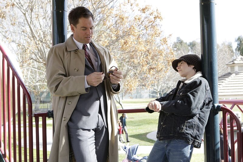 Noah (Braeden Lemasters, r.), der Sohn eines Navy-Kommandanten, findet auf dem heimischen Stützpunkt eine Waffe. Als seine Mutter sie entdeckt, meldet sie sich beim NCIS. Tony (Michael Weatherly, l.) spricht mit ihm, um mehr über den Fundort herauszufinden … – Bild: FRM6 /​ CBS BROADCASTING STUDIOS INC.