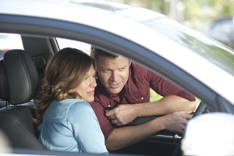 Callie (Kiele Sanchez) erzählt Jim (Matt Passmore) von ihrem Vorstellungsgespräch, das sie optimistisch in die Zukunft blicken lässt. – Bild: Nitro