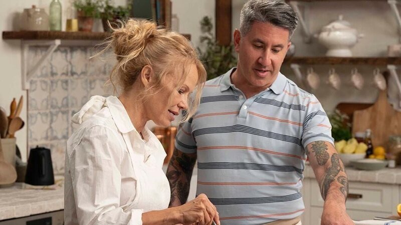 Pamela Anderson und Mike Solomonov. – Bild: RTL /​ Corus Entertainment /​ Pamela kocht orientalisch