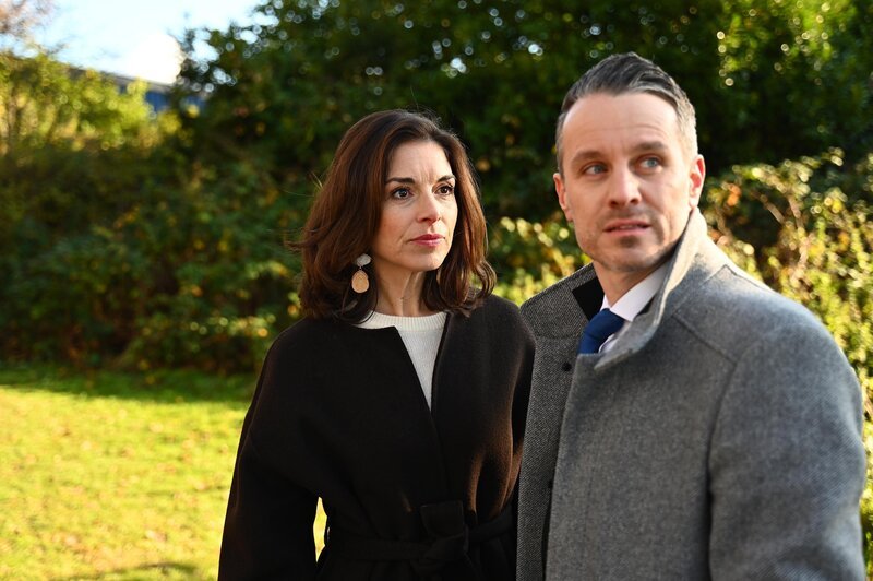 Gabriella (Bianca Hein) versichert Kilian (Marc Dumitru), dass ihr Einzug in die Villa ihrer Verbindung nicht im Wege steht. – Bild: RTL /​ Julia Feldhagen /​ Der Feind in der Familie