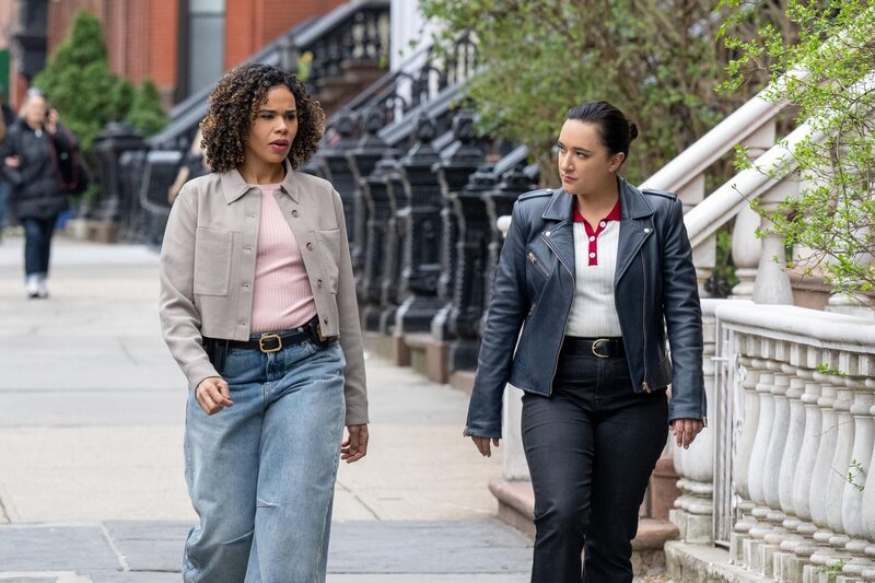 Sheryll Barnes (Roxy Sternberg, l.); Hana Gibson (Keisha Castle-Hughes, r.) – Bild: CBS Broadcasting, Inc. /​ Mark Schafer