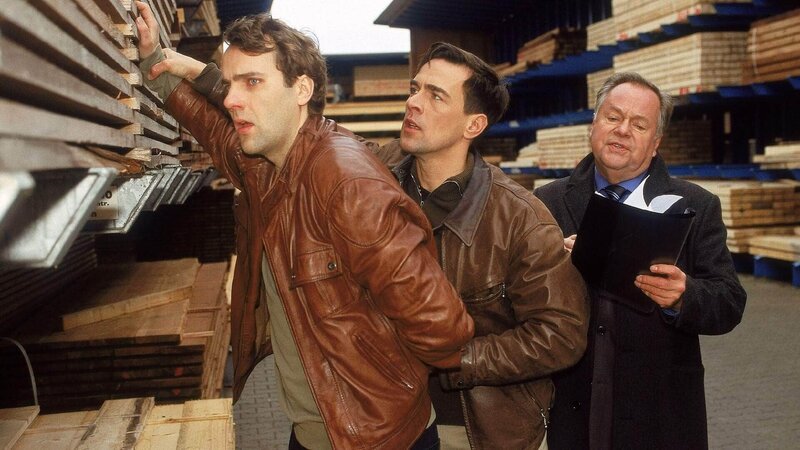 Fabian Schulz (Stefan Rudolf, li.) wird von den Beamten Bonhoff (Wolfgang Krewe) und Kehler (Wolfgang Bathke, re.) als Tatverdächtiger festgenommen. – Bild: MG RTL D /​ Rolf Baumgartner