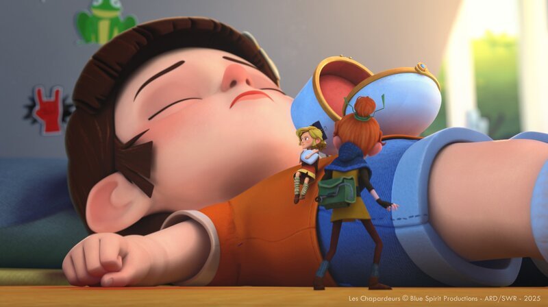 Arrietty wartet, dass Yuna mit ihrer Beute von der schlafenden Jess herunterkommt. – Bild: SWR /​ Blue Spirit Productions