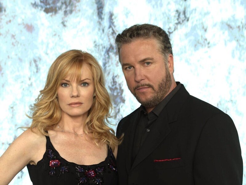 Catherine Willows (Marg Helgenberger) und Gil Grissom (William Petersen) vom CSI-Team der Polizei von Las Vegas haben einen neuen Fall: Nach einer tödlichen Schießerei flüchtet der Täter mit einer Geisel. Willie Cuttler wird zudem verdächtigt, seine Frau sowie zwei Kollegen ermordet zu haben. Als Brass den Befehl zur Stürmung gibt, fallen Schüsse und Brass sinkt getroffen zu Boden. – Bild: PLURIMEDIA (Alliance Atlantis)