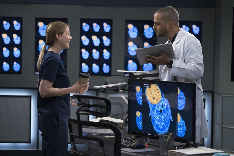 Ein Patient mit einem riesigen Tumor mitten im Gesicht scheidet die Geister. Meredith und Jackson wollen operieren. – Bild: American Broadcasting Companies, Inc. /​ Eric McCandless