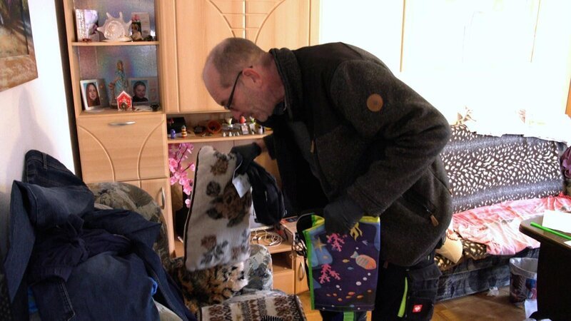 Nachlasspfleger Randolf Pietz sichtet das Wohnzimmer eines Verstorbenen. – Bild: RTL /​ TVN FACTUAL ENTERTAINMENT /​ Einsam gestorben – was bleibt? Unterwegs mit den Erbschaftsdetektiven Teil 1